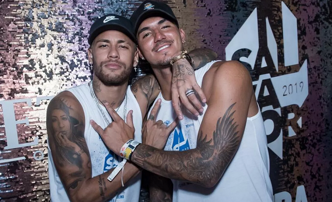 Neymar e Gabriel Medina curtem camarote no Carnaval de Salvador