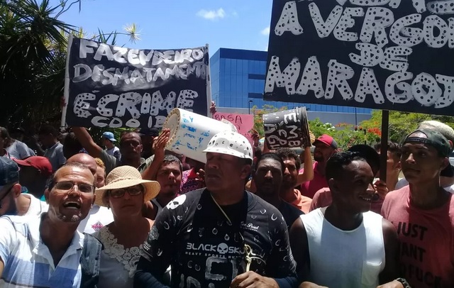 Moradores de Maragojipe realizam protesto na sede da Embasa