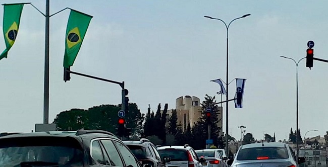 Ruas de Jerusalém ganham bandeiras do Brasil e de Israel para receber Bolsonaro