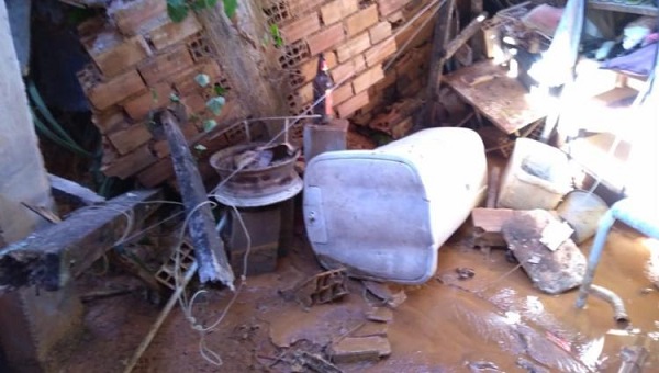 Adutora da Embasa rompe e água invade casas em Ilhéus