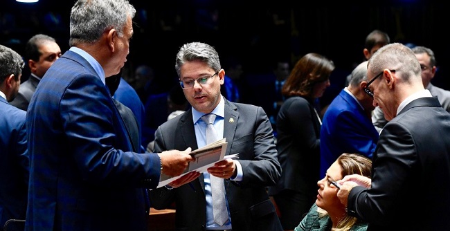 Alessandro Vieira protocola impeachment de Toffoli e Moraes