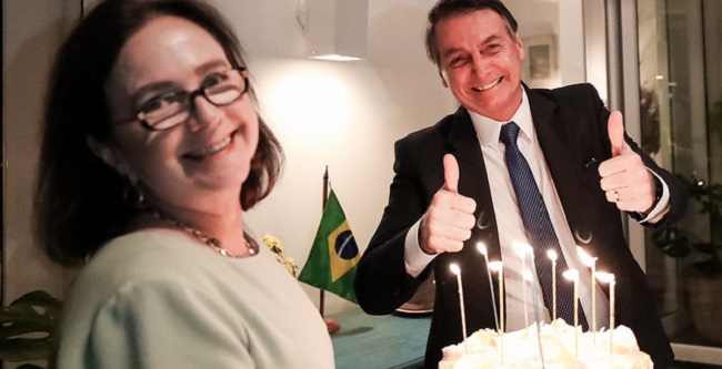 Bolsonaro participa de jantar de boas-vindas e de aniversário no Chile
