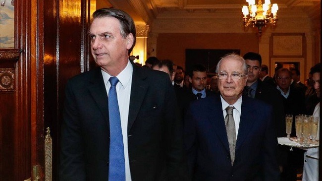Nos EUA, Bolsonaro visita a sede da CIA