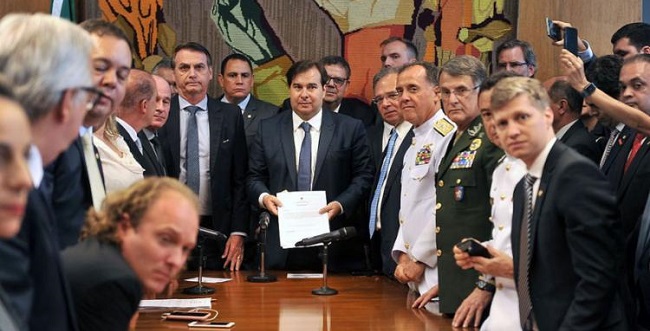 Bolsonaro entrega proposta da Previdência das Forças Armadas a Rodrigo Maia