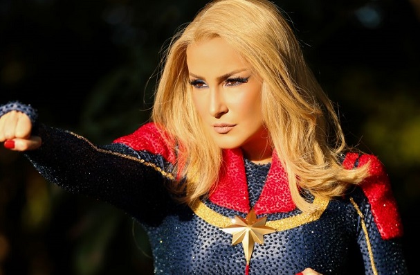 Atriz de Capitã Marvel se impressiona com “cosplay” de Claudia Leitte no Carnaval