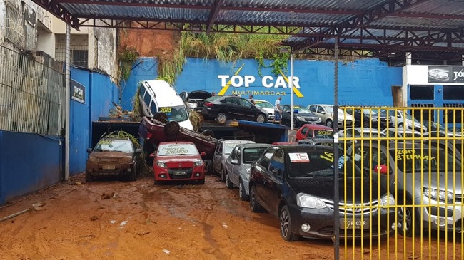 Deslizamento de terra atinge concessionária em Salvador