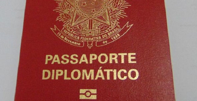 Justiça não tira passaporte diplomático de pastor investigado na