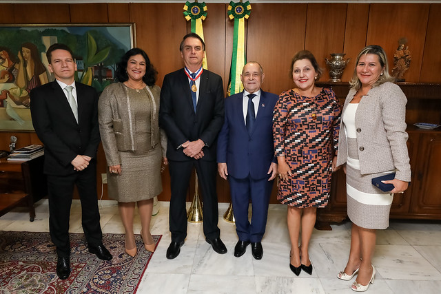 Presidente do TJ-BA entrega medalhas a Bolsonaro