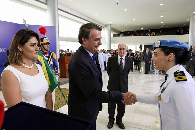 Bolsonaro homenageia comandante da Marinha premiada pela ONU