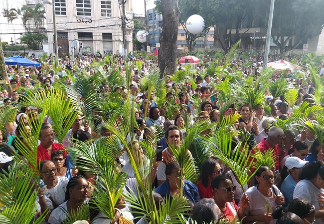 Fiéis comemoram o Domingo de Ramos no Centro de Salvador