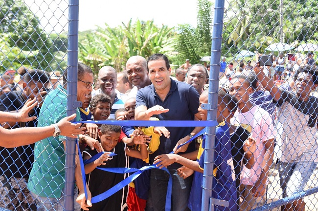 Bruno Reis inaugura campo de futebol reformado no Subúrbio