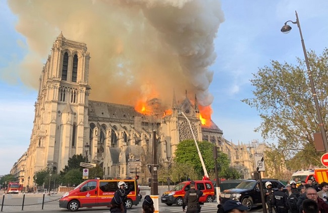 França vai criar fundo para reconstruir Catedral de Notre-Dame