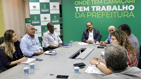 Elinaldo cobra melhorias nos serviços prestados pela Embasa em Camaçari