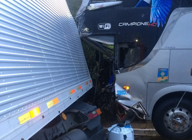 Ônibus do juvenil do Bahia sofre acidente com vítimas fatais