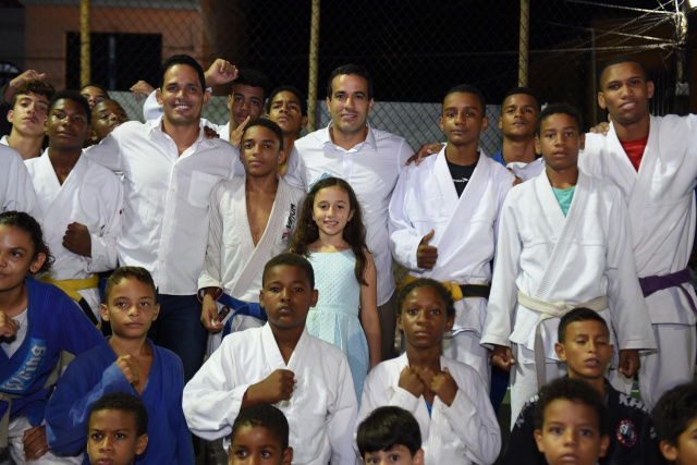 Bruno Reis entrega miniquadra, academia e parque infantil em Jardim Valéria