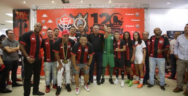 Vitória lança novos uniformes com participação de Robyssão