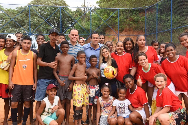 Bruno Reis inaugura campo de futebol no Alto do Cabrito