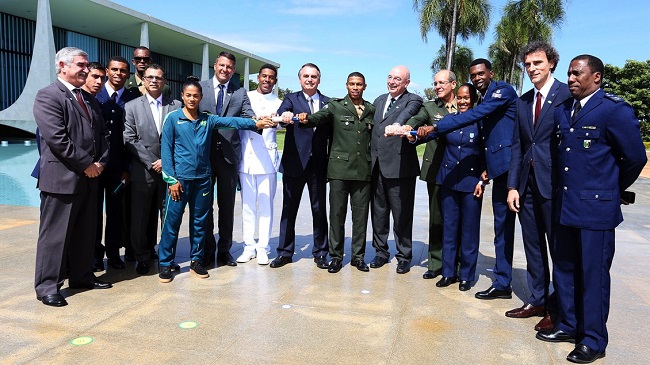 Atletismo: Bolsonaro recebe visita dos campeões mundiais do revezamento 4x100m