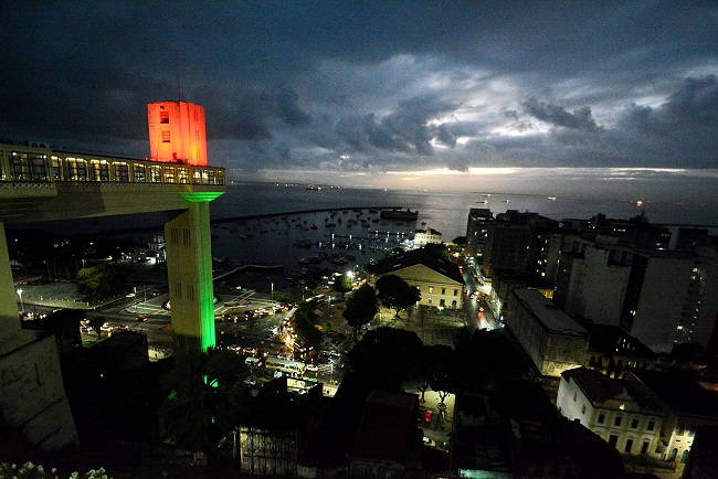 Elevador Lacerda é iluminado em homenagem ao Dia de Portugal