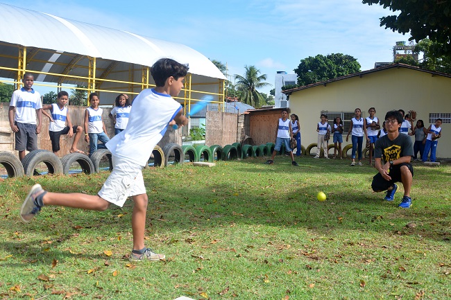 Alunos de cinco escolas municipais de Salvador aprendem beisebol