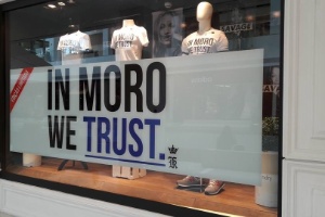 Grife Sergio K. lança camisa com frase “In Moro we trust”