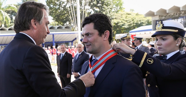Bolsonaro condecora Moro com a Ordem do Mérito Naval
