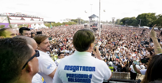 Bolsonaro diz abrir mão de reeleição se Congresso aprovar reforma política