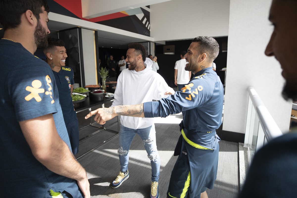 Seleção recebe visita de Neymar em meio a especulações sobre retorno ao Barcelona