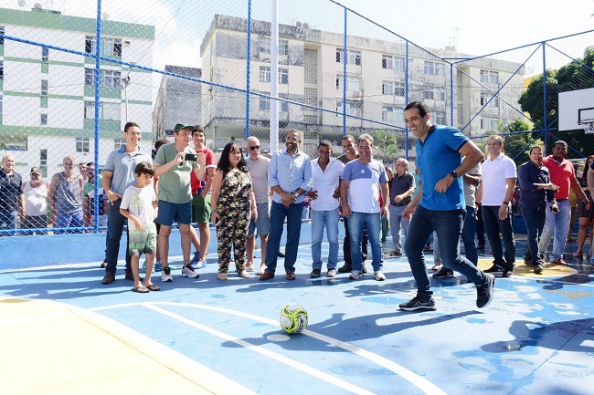 Bruno Reis entrega quadra poliesportiva a moradores de Brotas