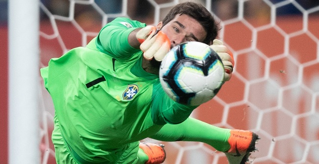 Alisson é eleito pela FIFA o melhor goleiro do mundo 