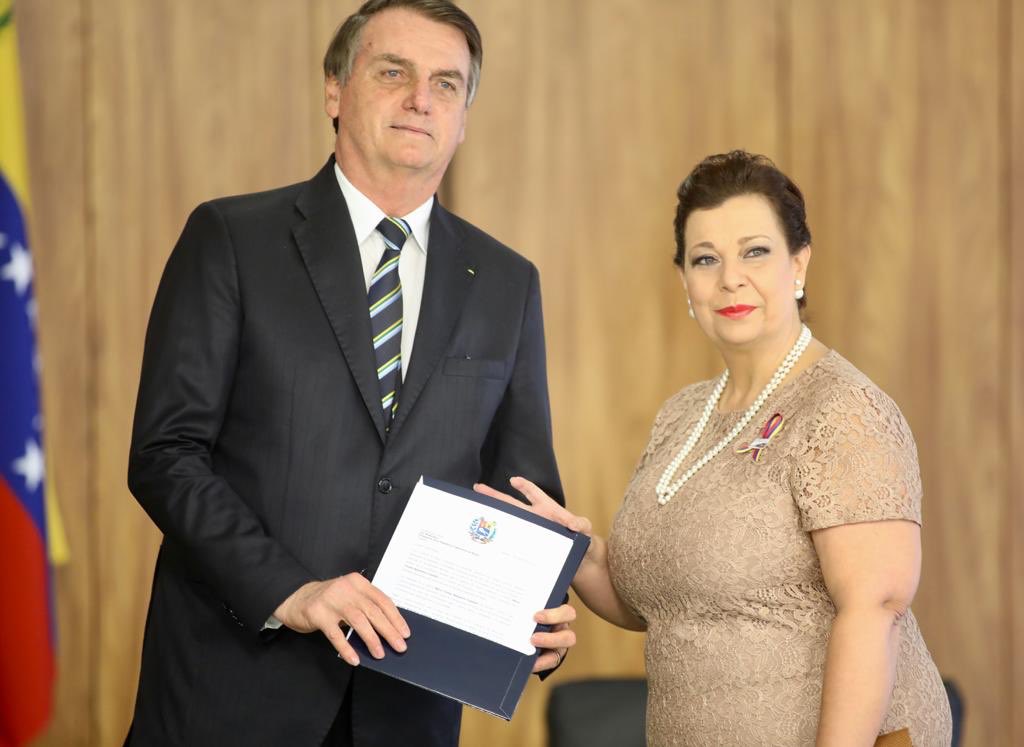 Bolsonaro reconhece diplomata indicada por Guaidó como embaixadora da Venezuela