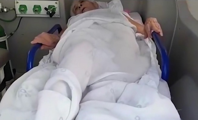 Medeiros Neto: Idosa de 80 anos é levada de ambulância até banco para provar ao INSS que está viva