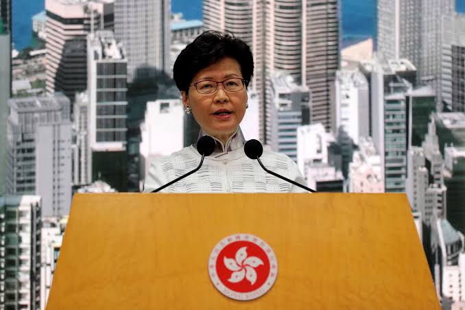 Hong Kong suspende lei que permite extradições para a China