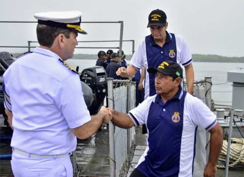 Marinha resgata nove pessoas após naufrágio próximo à Paraíba; assista