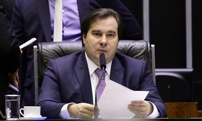 Rodrigo Maia suspende os mandatos de 12 deputados do PSL a pedido da legenda