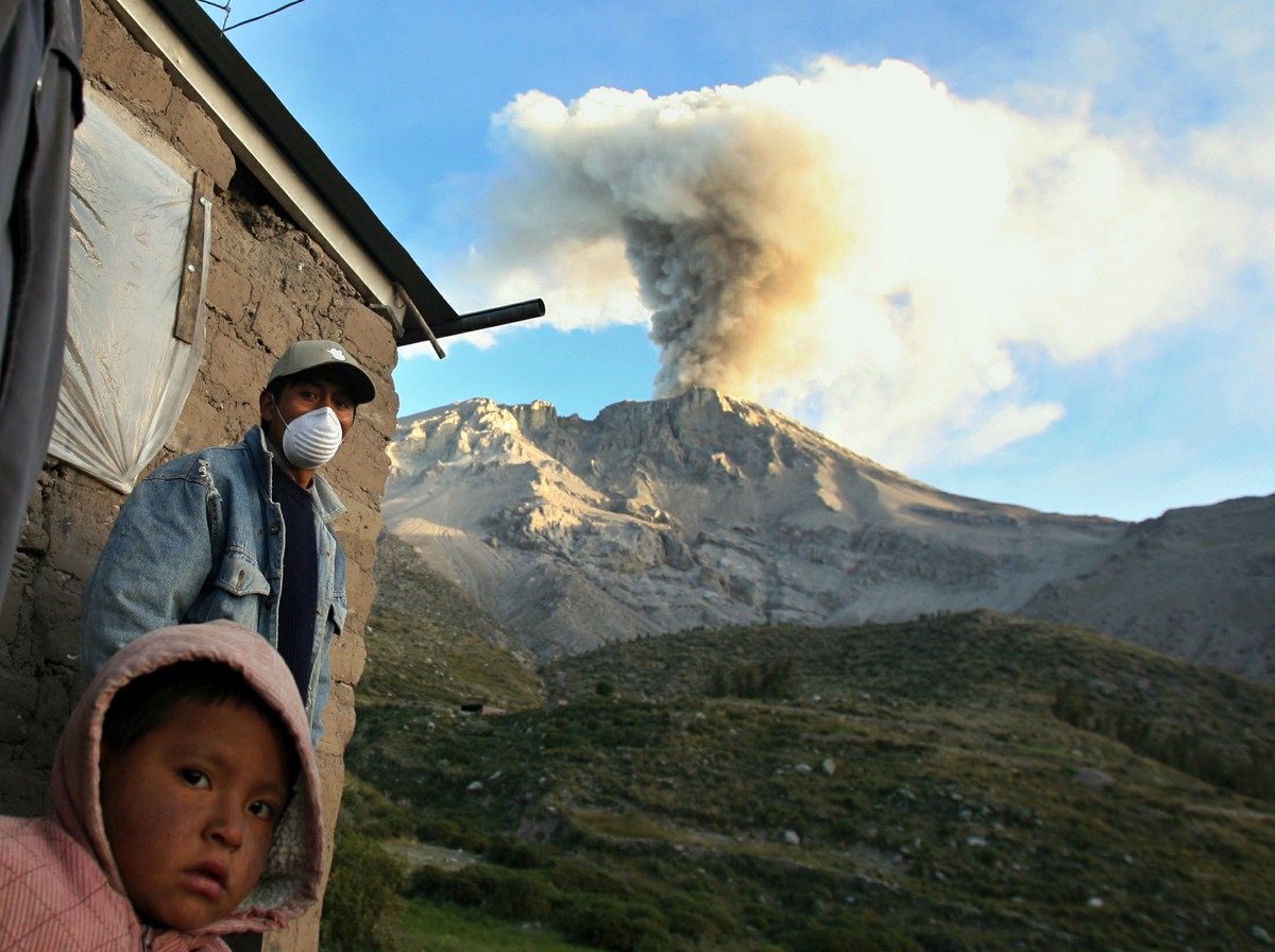 Vulcão em erupção moderada deixa 30 mil desabrigados no Peru