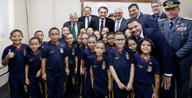 Bolsonaro autoriza atuação de PMs e bombeiros em escolas cívico-militares