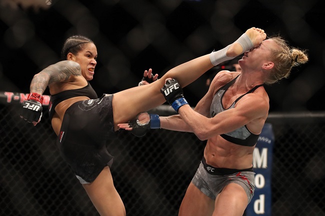 Amanda Nunes nocauteia Holly Holm e mantém cinturão no UFC