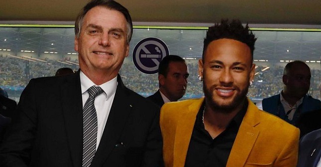 Bolsonaro comemora vitória da Seleção ao lado de Neymar e Cafú