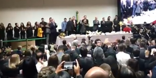 Bolsonaro participa de culto evangélico na Câmara dos Deputados