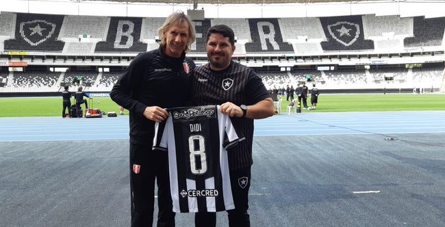 Gareca ganha camisa do Botafogo com nome de Didi, ídolo e ex-técnico do Peru