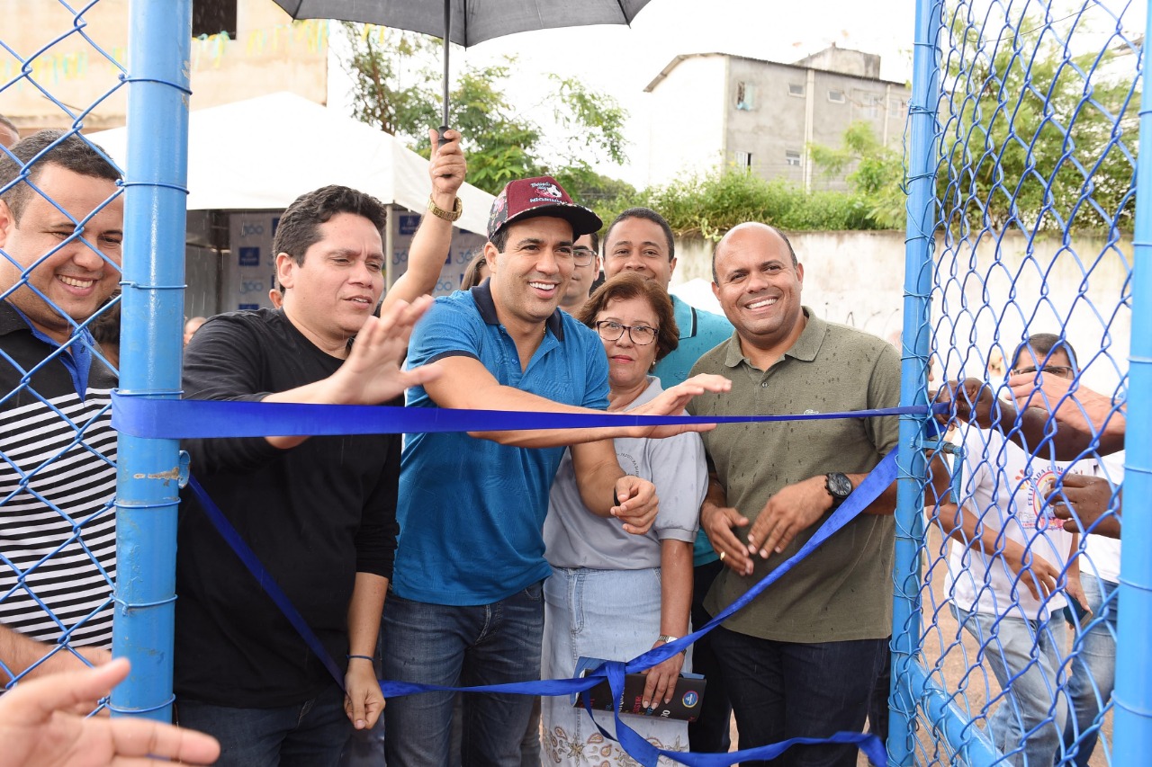 Bruno Reis entrega campo de futebol requalificado aos moradores de Cajazeiras VII