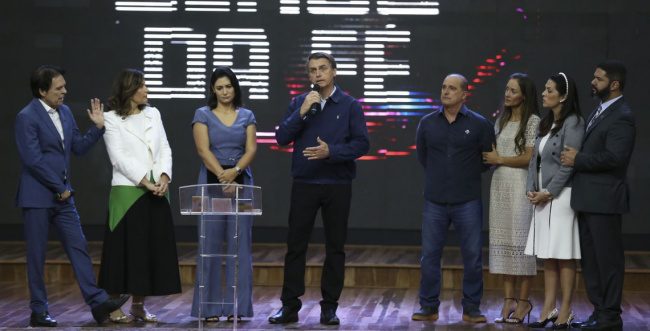 Bolsonaro fala sobre a “solidão do poder” em culto evangélico