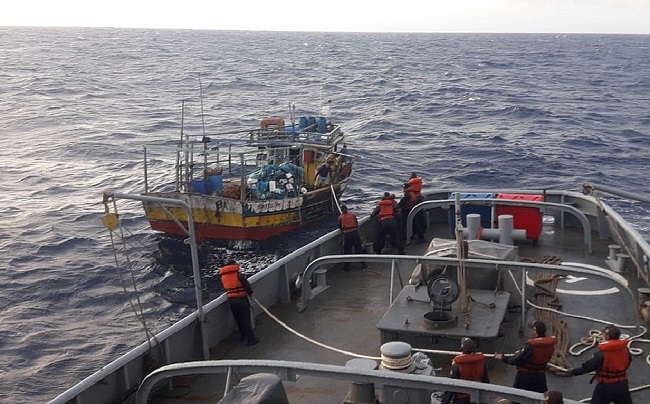 Marinha resgata pescadores de Belmonte a 40 km da costa
