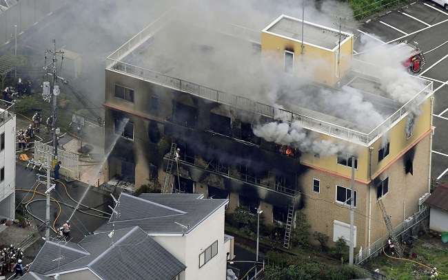 Homem incendeia estúdio de animação e mata mais de 20 pessoas no Japão