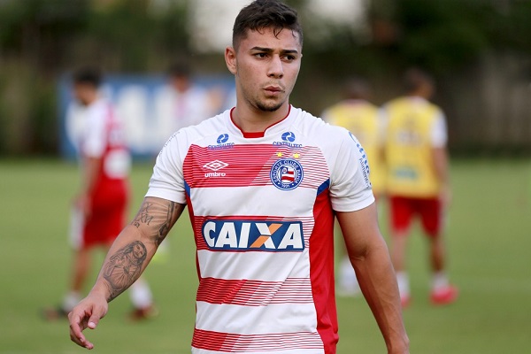 Lateral João Pedro está regularizado e já pode jogar pelo Bahia