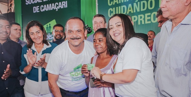 Mil famílias carentes de Camaçari recebem cartão do programa Bolsa Social