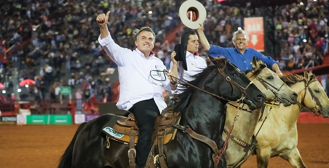 Na Festa do Peão de Barretos, Bolsonaro assina decreto sobre bem-estar animal