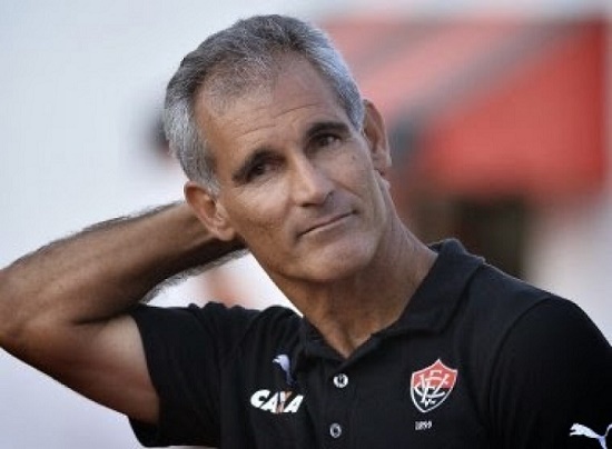 Vitória anuncia Carlos Amadeu como novo treinador da equipe