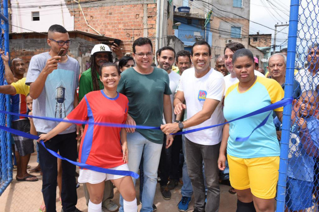 Prefeitura inaugura campo de futebol e leva serviços públicos a Saramandaia